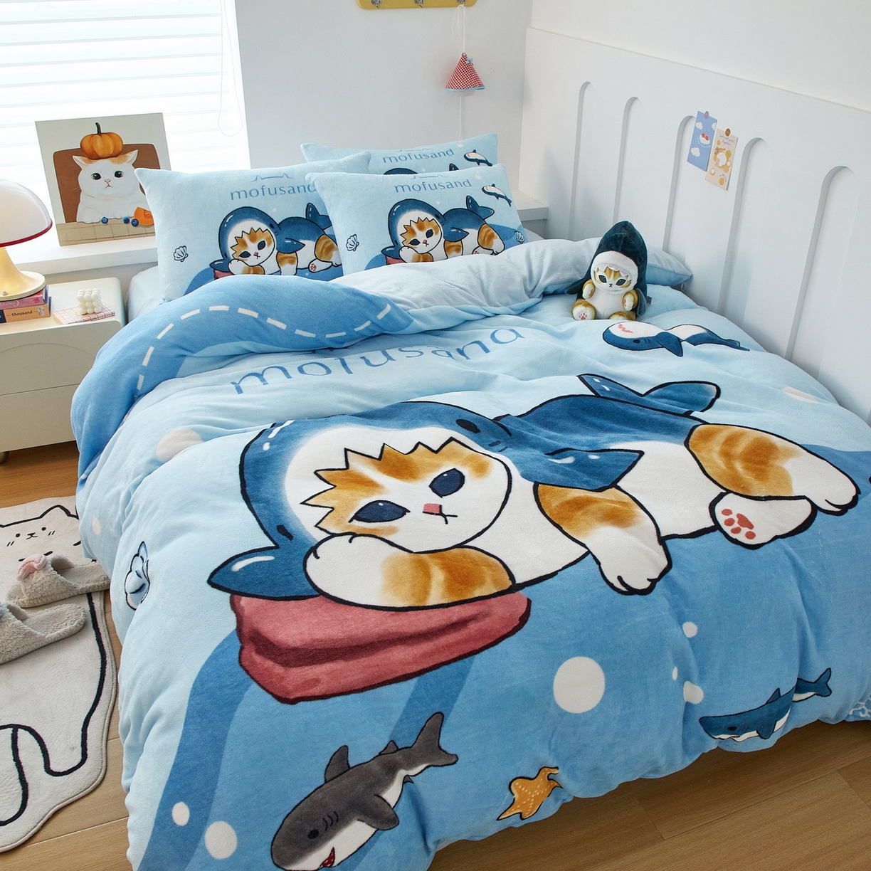 91家纺网 家纺一手货源 找家纺 蘭菲家纺 2025新款高克重牛奶绒正版鲨鱼猫系列四件套 珊迪沙滩季-猫福