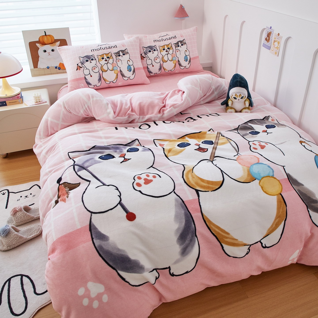 91家纺网 家纺一手货源 找家纺 蘭菲家纺 2025新款高克重牛奶绒正版鲨鱼猫系列四件套 珊迪闲逛-猫福