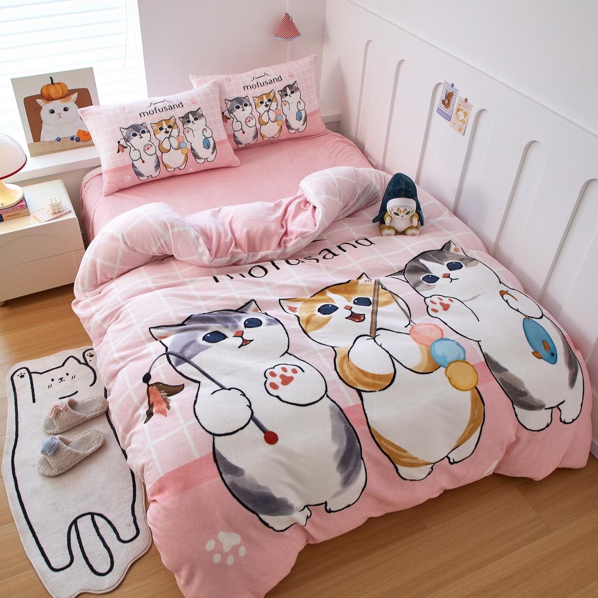 91家纺网 家纺一手货源 找家纺 蘭菲家纺 2025新款高克重牛奶绒正版鲨鱼猫系列四件套 珊迪闲逛-猫福