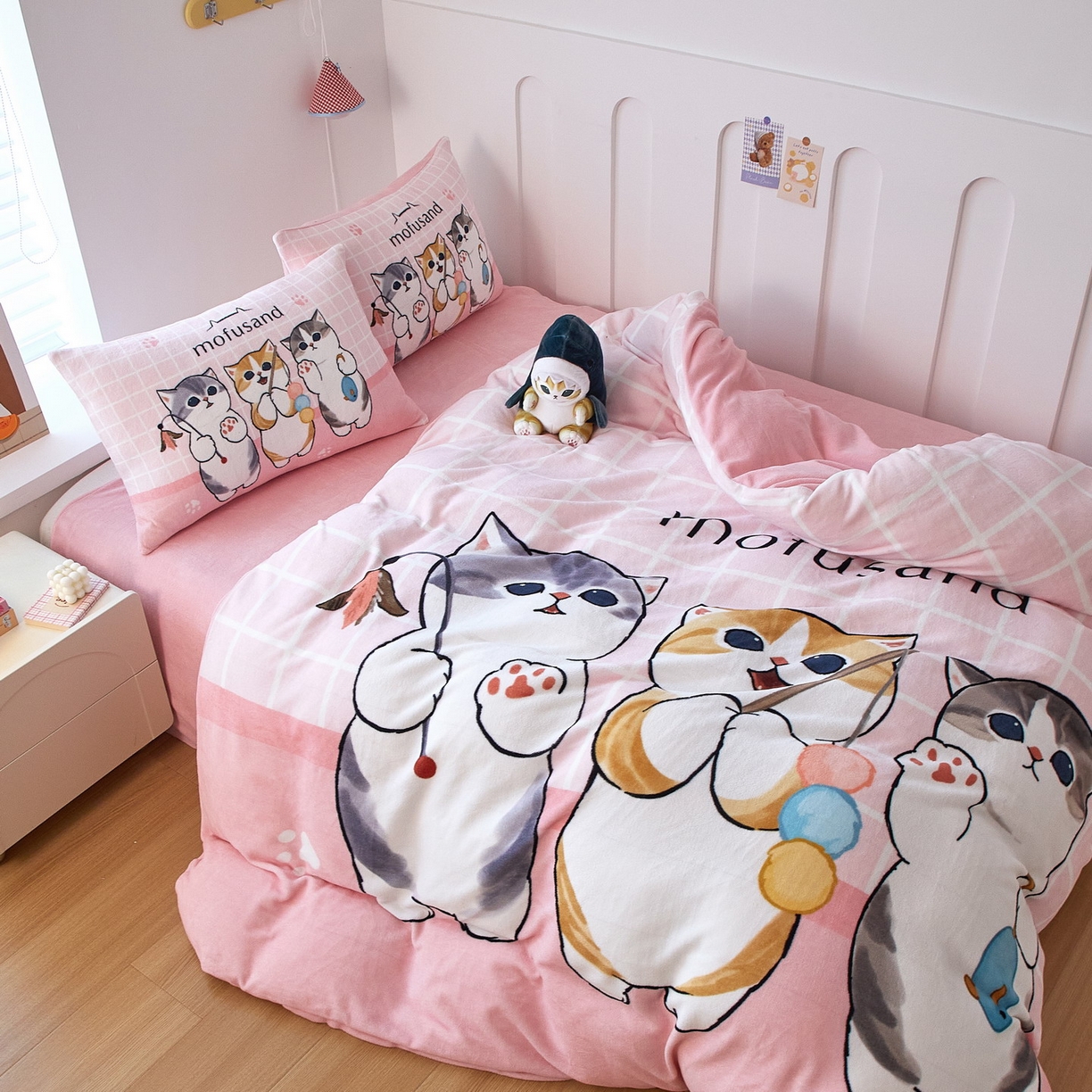 91家纺网 家纺一手货源 找家纺 蘭菲家纺 2025新款高克重牛奶绒正版鲨鱼猫系列四件套 珊迪闲逛-猫福