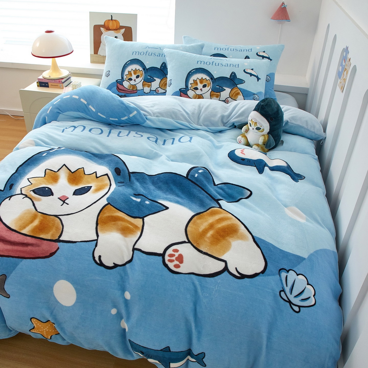 91家纺网 家纺一手货源 找家纺 蘭菲家纺 2025新款高克重牛奶绒正版鲨鱼猫系列四件套 珊迪沙滩季-猫福