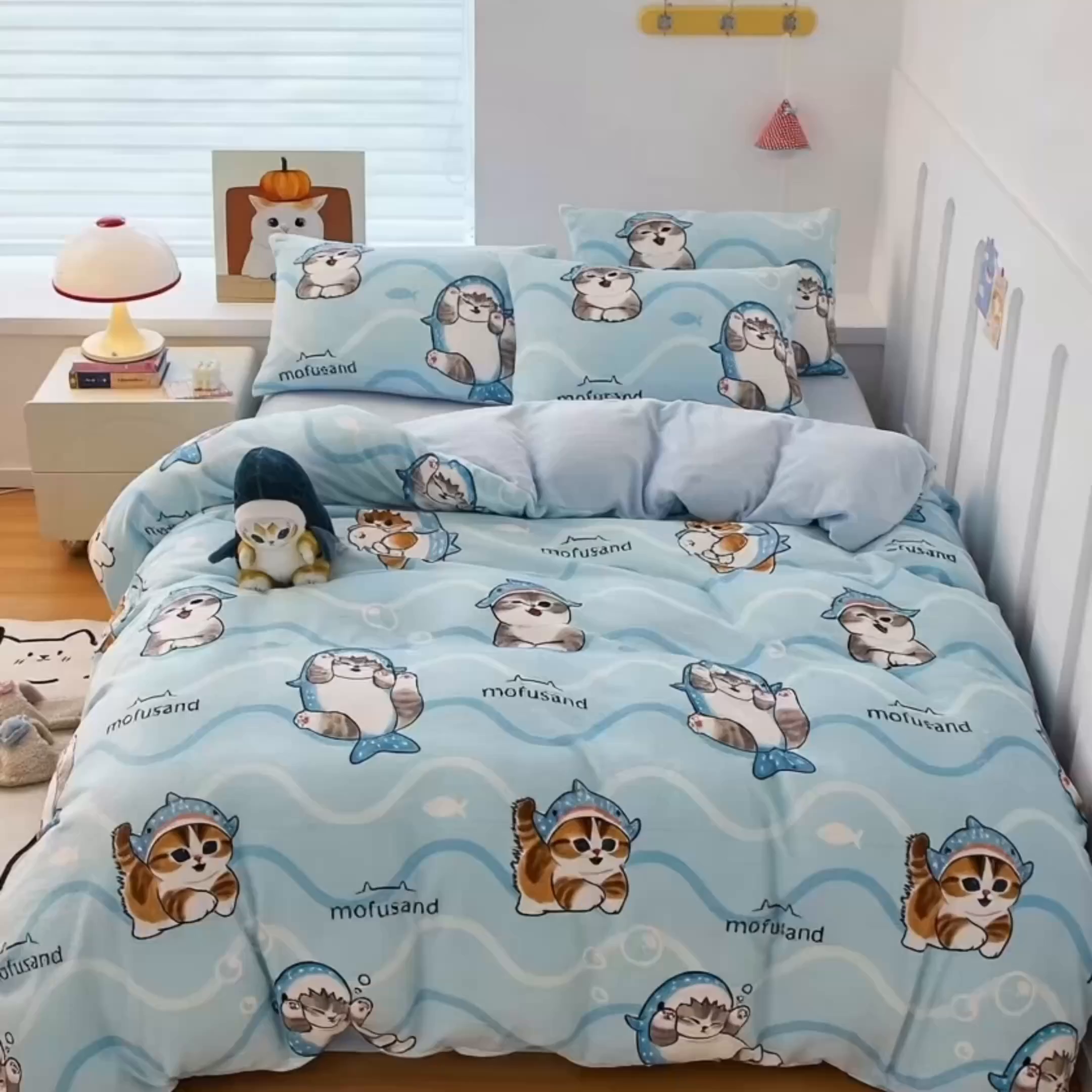 91家纺网 家纺一手货源 找家纺 蘭菲家纺 2025新款高克重牛奶绒正版鲨鱼猫系列四件套 珊迪出海-猫福