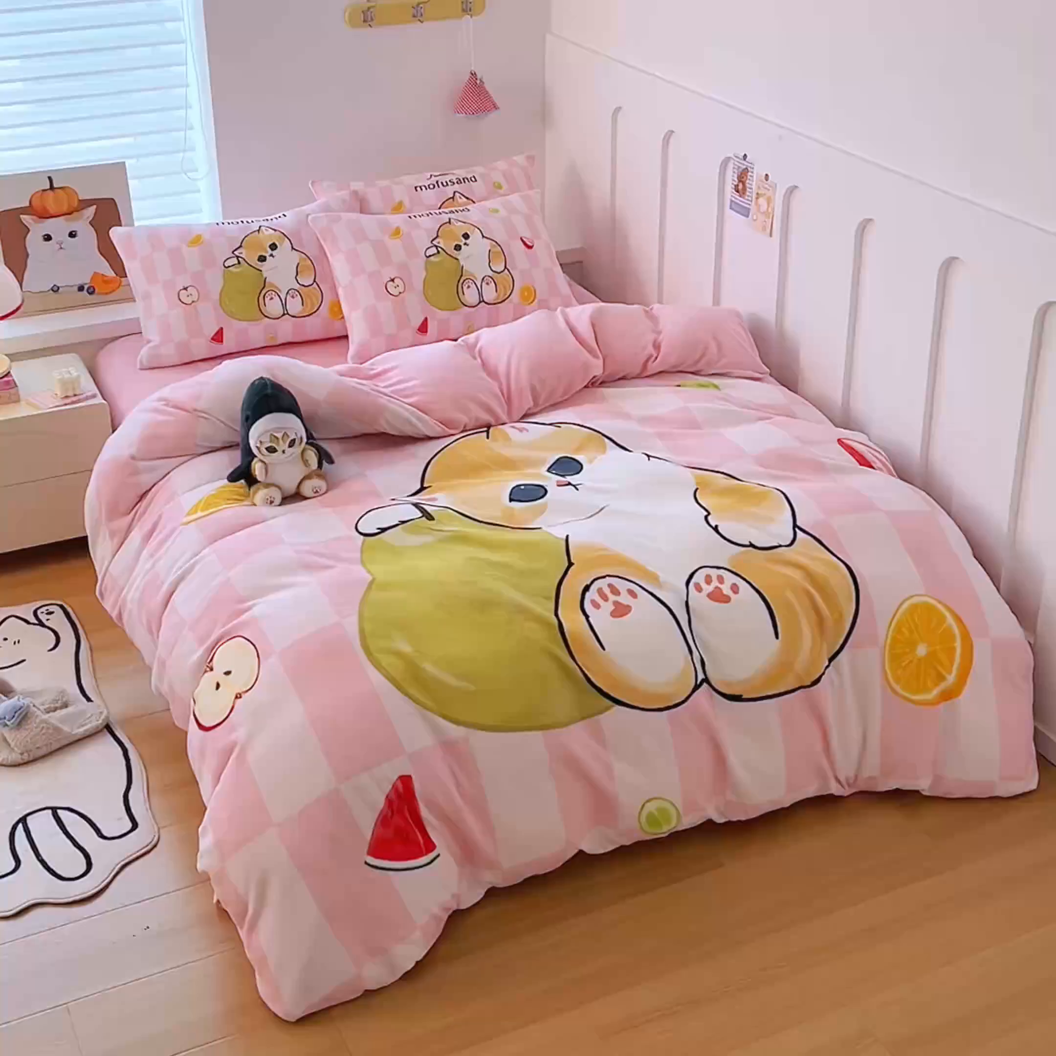 91家纺网 家纺一手货源 找家纺 蘭菲家纺 2025新款高克重牛奶绒正版鲨鱼猫系列四件套 水果珊迪-猫福