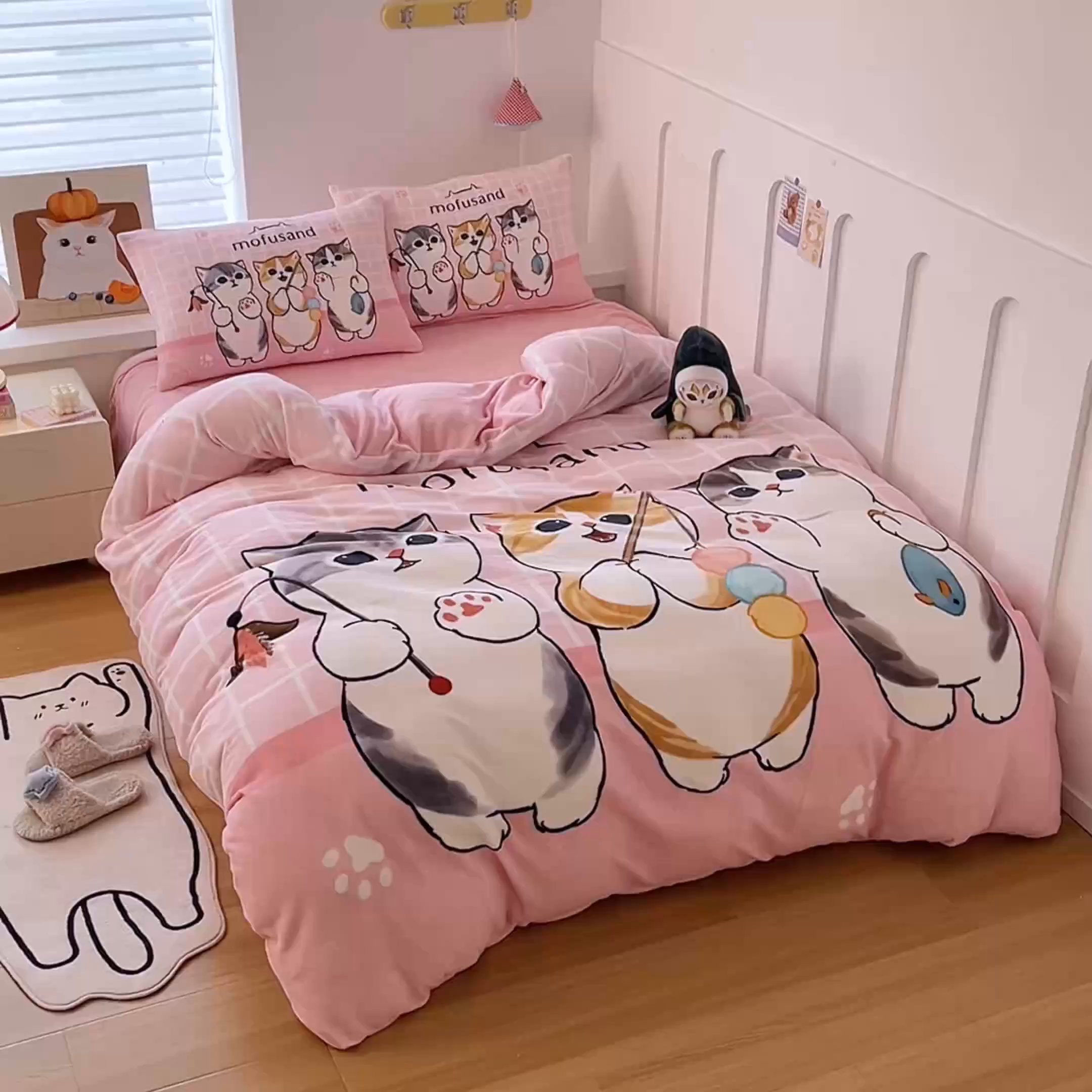 91家纺网 家纺一手货源 找家纺 蘭菲家纺 2025新款高克重牛奶绒正版鲨鱼猫系列四件套 珊迪闲逛-猫福