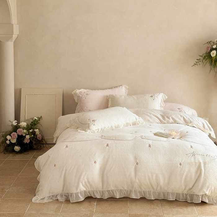 （总）黛舒家居 2025新款牛奶绒绣花纯色拼接刺绣款花边四件套