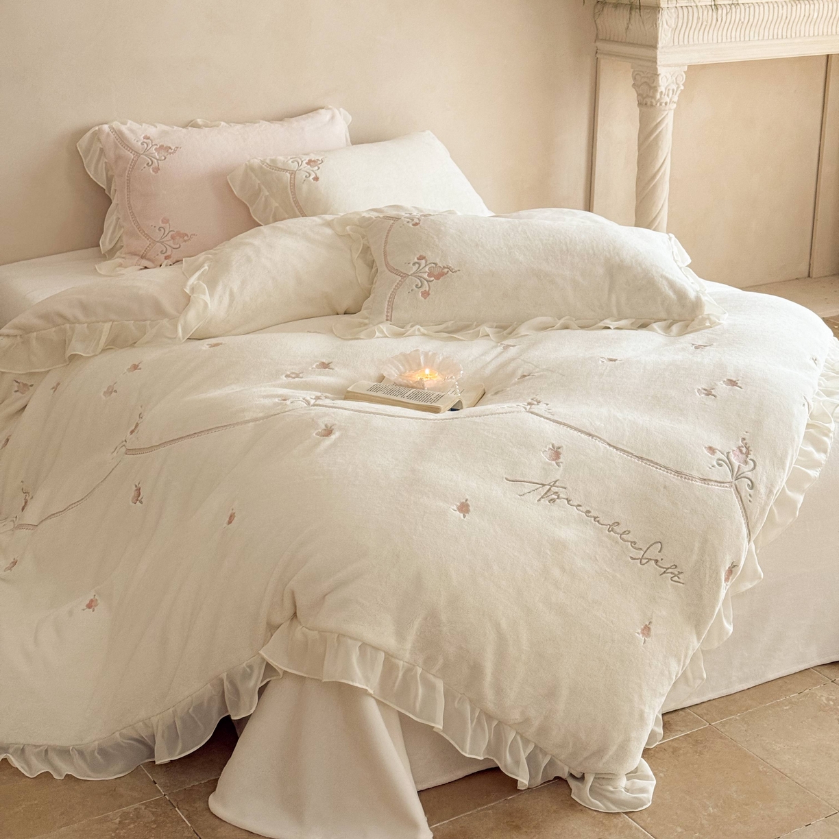 91家纺网 家纺一手货源 找家纺 （总）黛舒家居 2025新款牛奶绒绣花纯色拼接刺绣款花边四件套