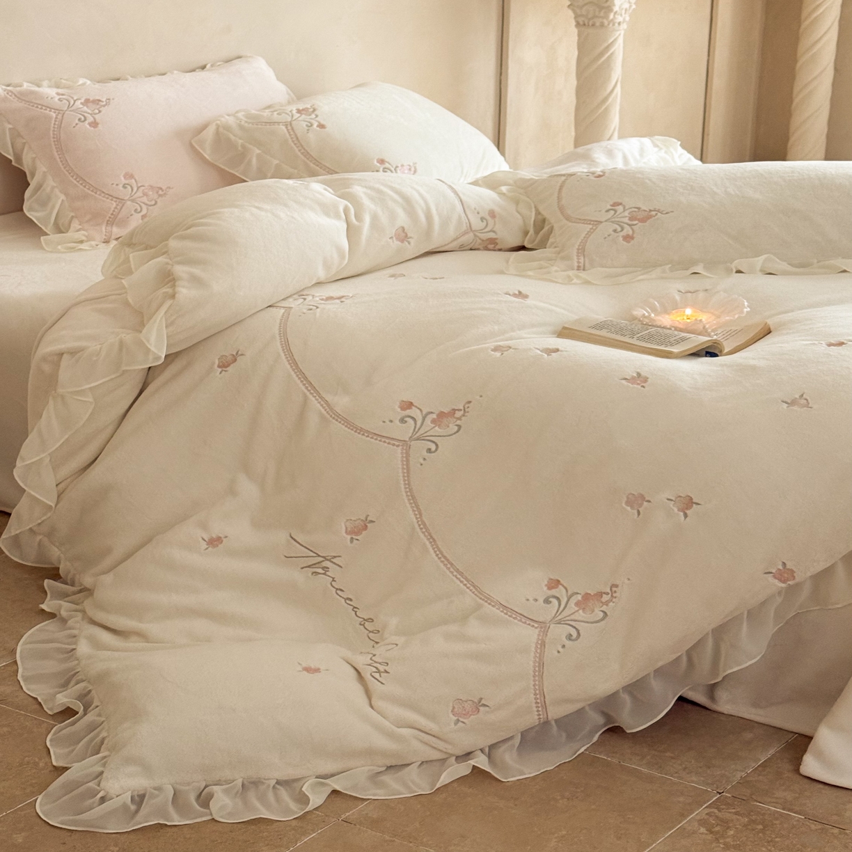 91家纺网 家纺一手货源 找家纺 （总）黛舒家居 2025新款牛奶绒绣花纯色拼接刺绣款花边四件套