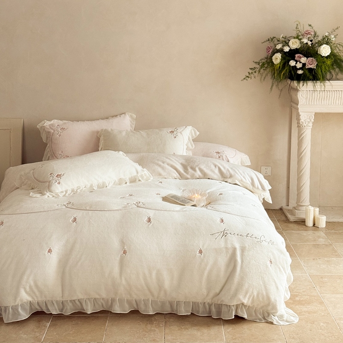 91家纺网 家纺一手货源 找家纺 （总）黛舒家居 2025新款牛奶绒绣花纯色拼接刺绣款花边四件套