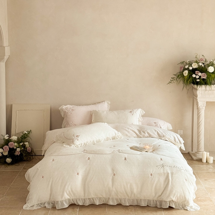 91家纺网 家纺一手货源 找家纺 （总）黛舒家居 2025新款牛奶绒绣花纯色拼接刺绣款花边四件套