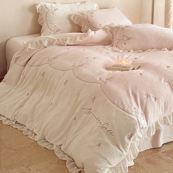 91家纺网 家纺一手货源 找家纺 黛舒家居 2025新款牛奶绒绣花纯色拼接刺绣款花边四件套 瑰月汐-粉