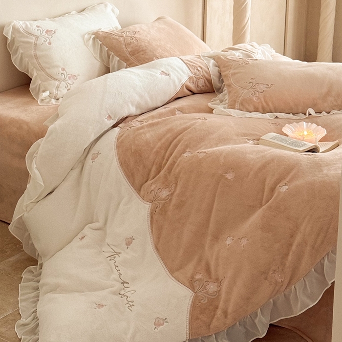 91家纺网 家纺一手货源 找家纺 黛舒家居 2025新款牛奶绒绣花纯色拼接刺绣款花边四件套 瑰月汐-卡其