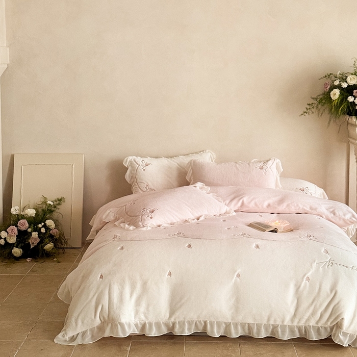 黛舒家居 2025新款牛奶绒绣花纯色拼接刺绣款花边四件套 瑰月汐-粉