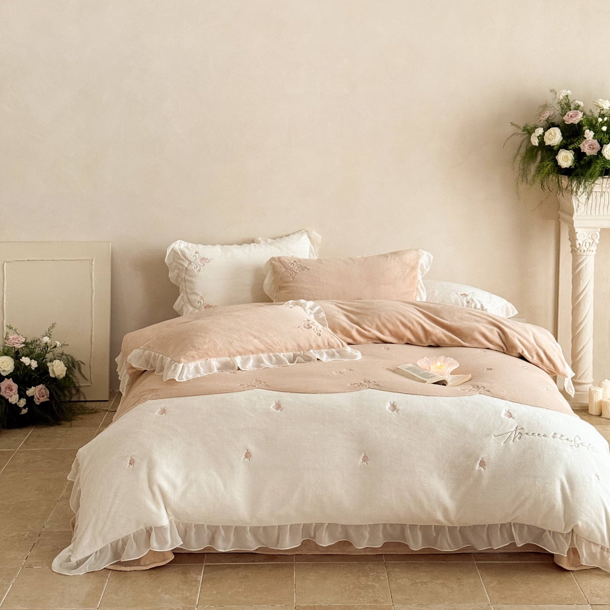 91家纺网 家纺一手货源 找家纺 （总）黛舒家居 2025新款牛奶绒绣花纯色拼接刺绣款花边四件套