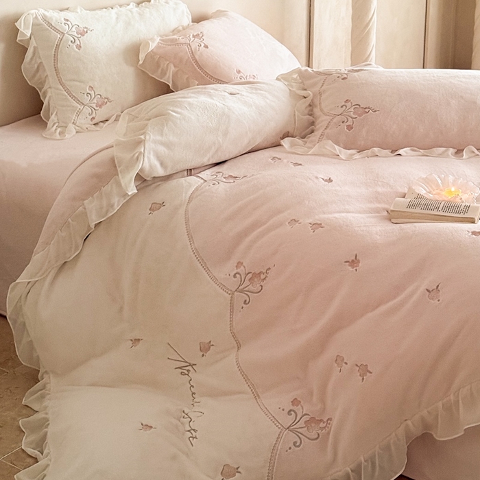 91家纺网 家纺一手货源 找家纺 黛舒家居 2025新款牛奶绒绣花纯色拼接刺绣款花边四件套 瑰月汐-粉