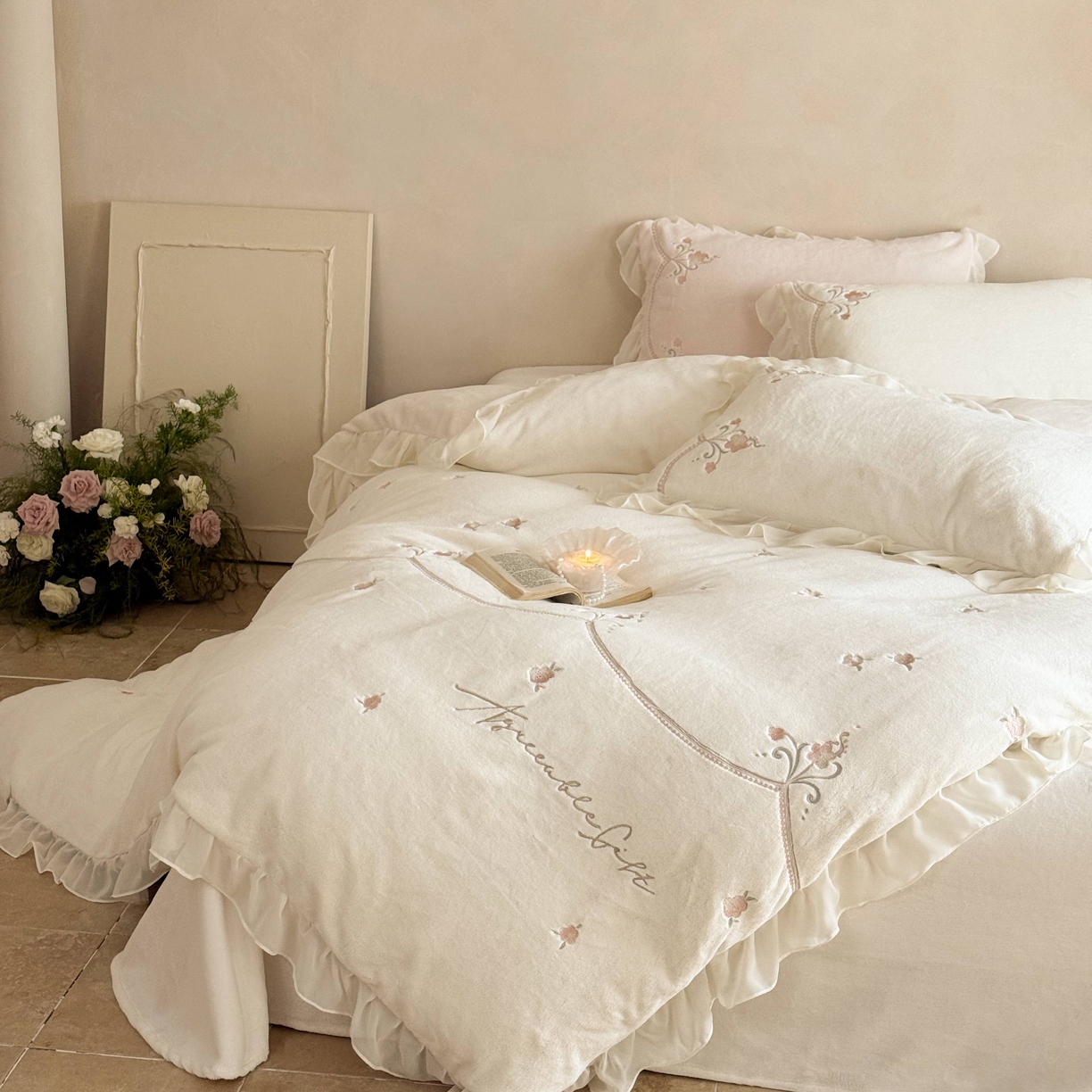 91家纺网 家纺一手货源 找家纺 （总）黛舒家居 2025新款牛奶绒绣花纯色拼接刺绣款花边四件套