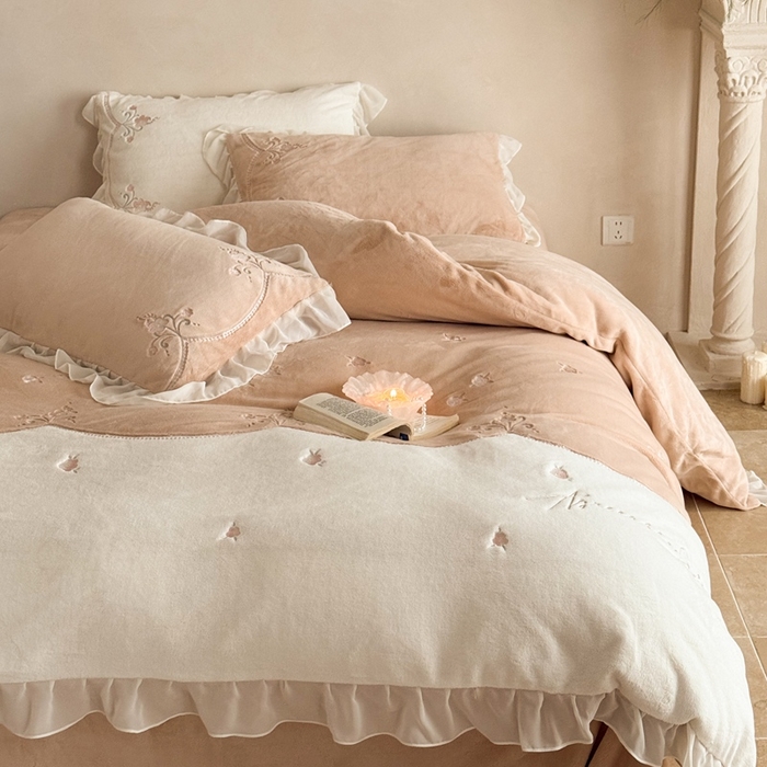 91家纺网 家纺一手货源 找家纺 黛舒家居 2025新款牛奶绒绣花纯色拼接刺绣款花边四件套 瑰月汐-卡其