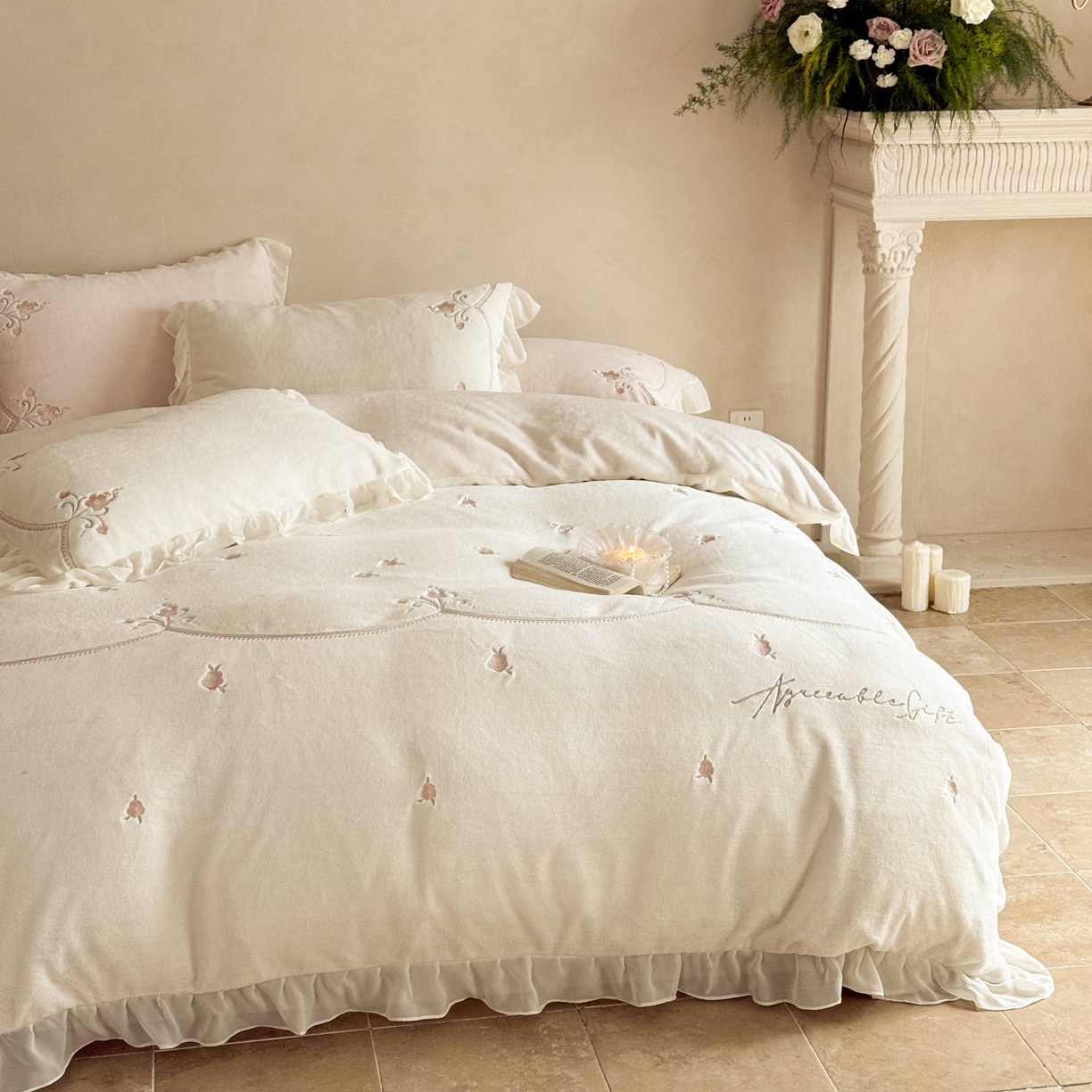 91家纺网 家纺一手货源 找家纺 黛舒家居 2025新款牛奶绒绣花纯色拼接刺绣款花边四件套 瑰月汐-白