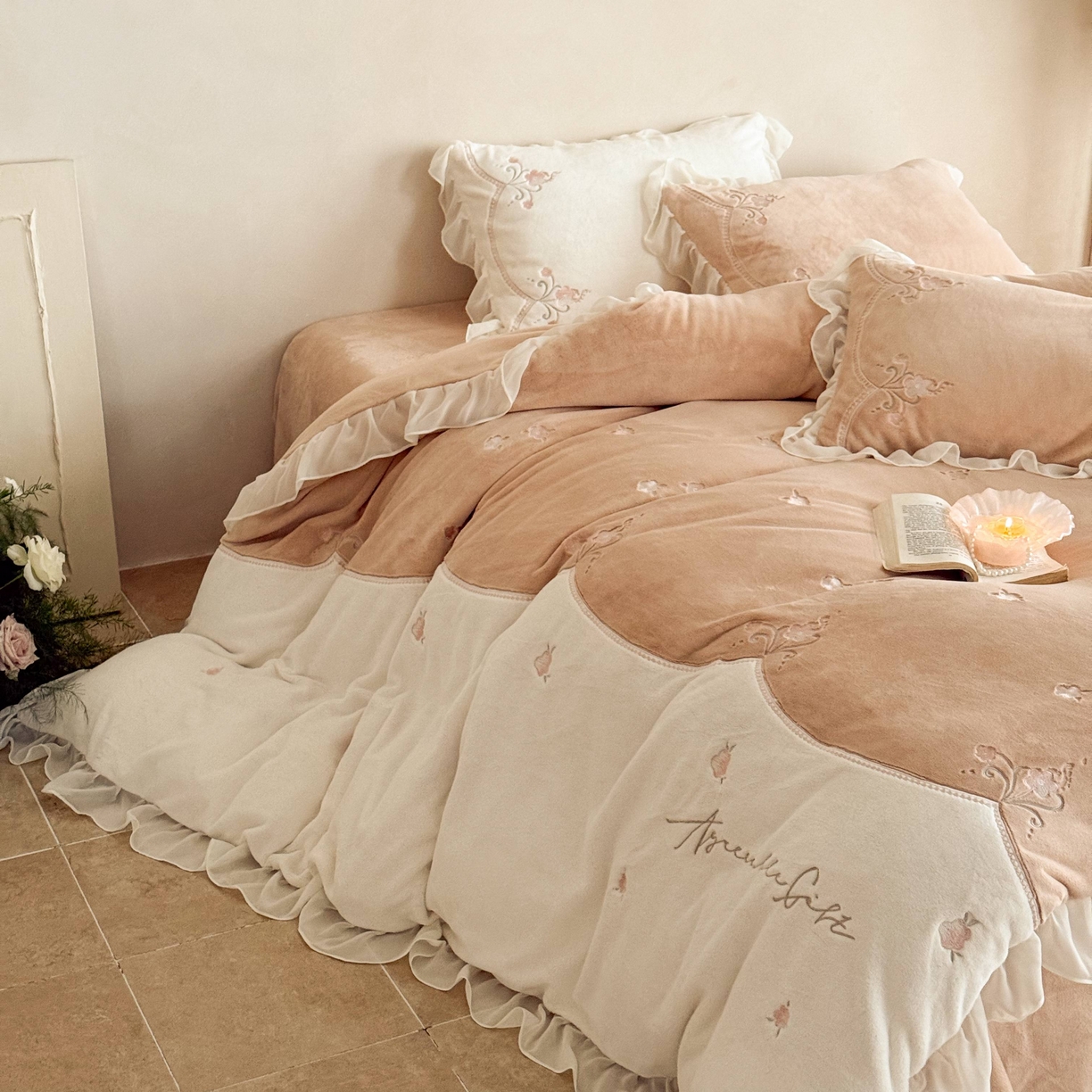 91家纺网 家纺一手货源 找家纺 黛舒家居 2025新款牛奶绒绣花纯色拼接刺绣款花边四件套 瑰月汐-卡其