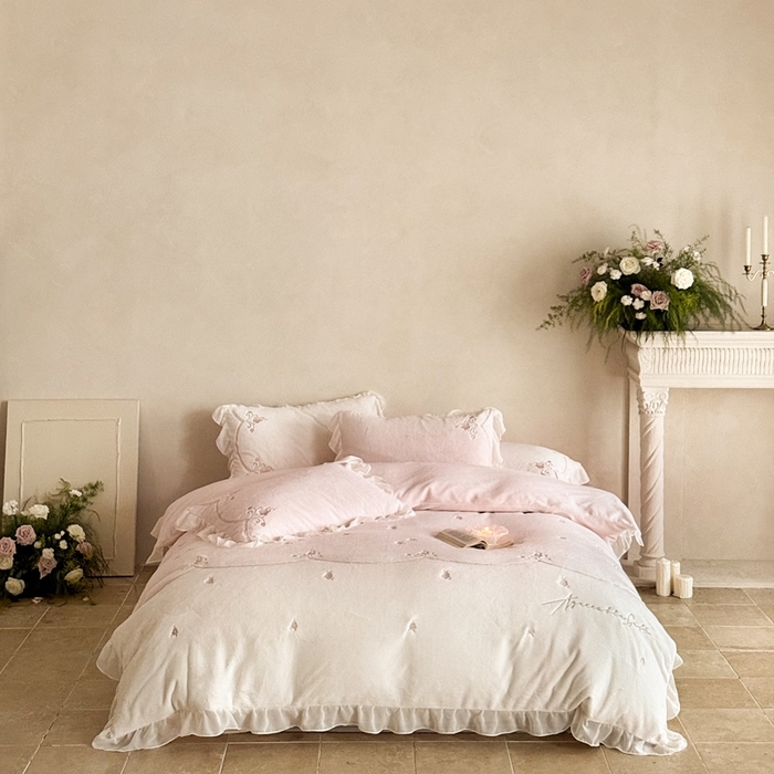 91家纺网 家纺一手货源 找家纺 黛舒家居 2025新款牛奶绒绣花纯色拼接刺绣款花边四件套 瑰月汐-粉
