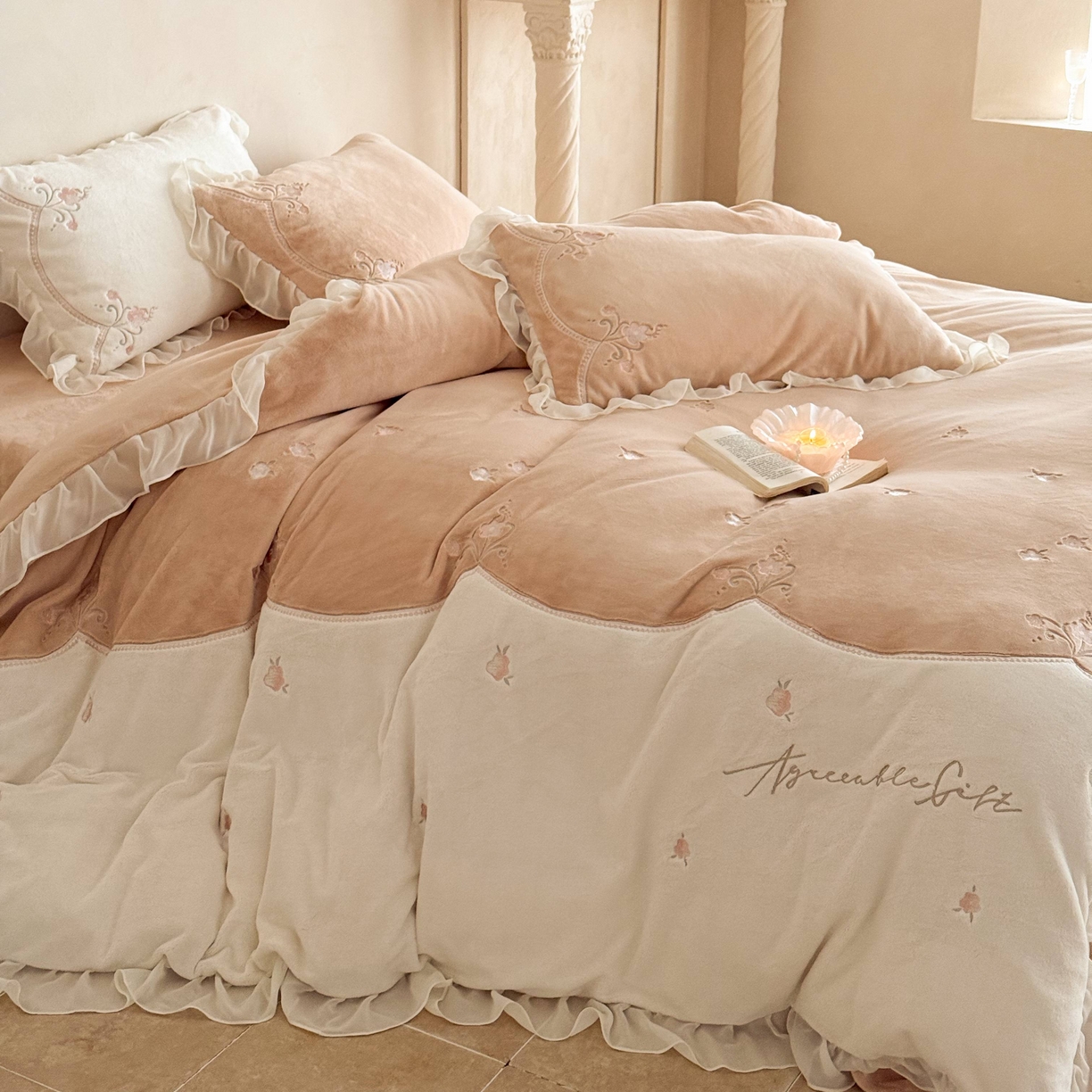 91家纺网 家纺一手货源 找家纺 黛舒家居 2025新款牛奶绒绣花纯色拼接刺绣款花边四件套 瑰月汐-卡其