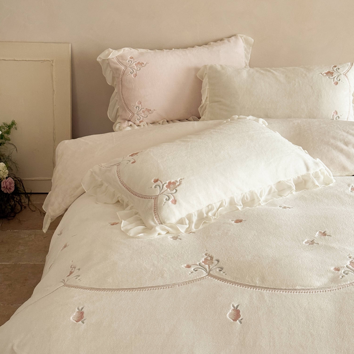 91家纺网 家纺一手货源 找家纺 黛舒家居 2025新款牛奶绒绣花纯色拼接刺绣款花边四件套 瑰月汐-白