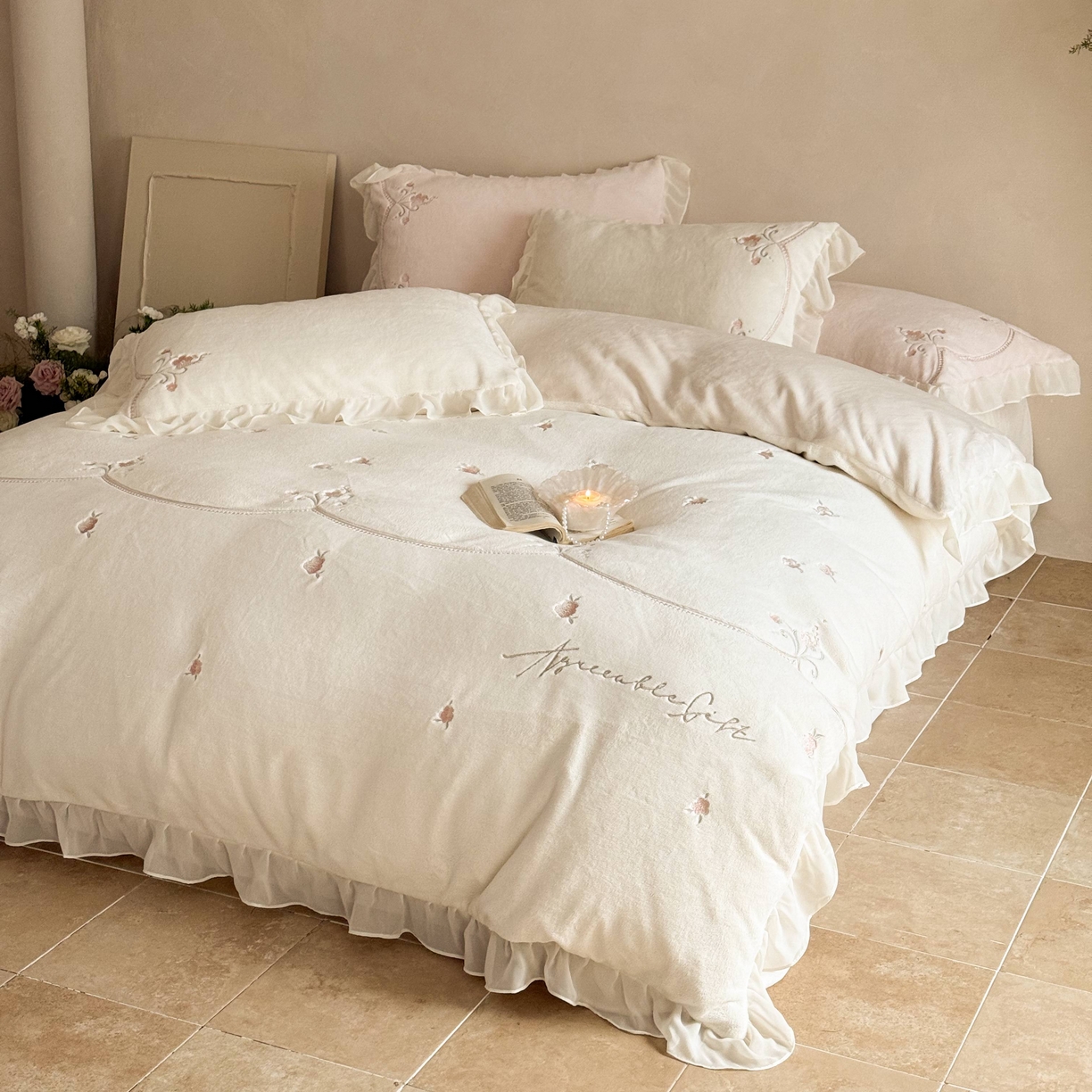 91家纺网 家纺一手货源 找家纺 黛舒家居 2025新款牛奶绒绣花纯色拼接刺绣款花边四件套 瑰月汐-白