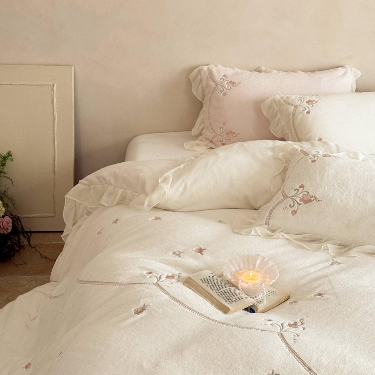 91家纺网 家纺一手货源 找家纺 黛舒家居 2025新款牛奶绒绣花纯色拼接刺绣款花边四件套 瑰月汐-白