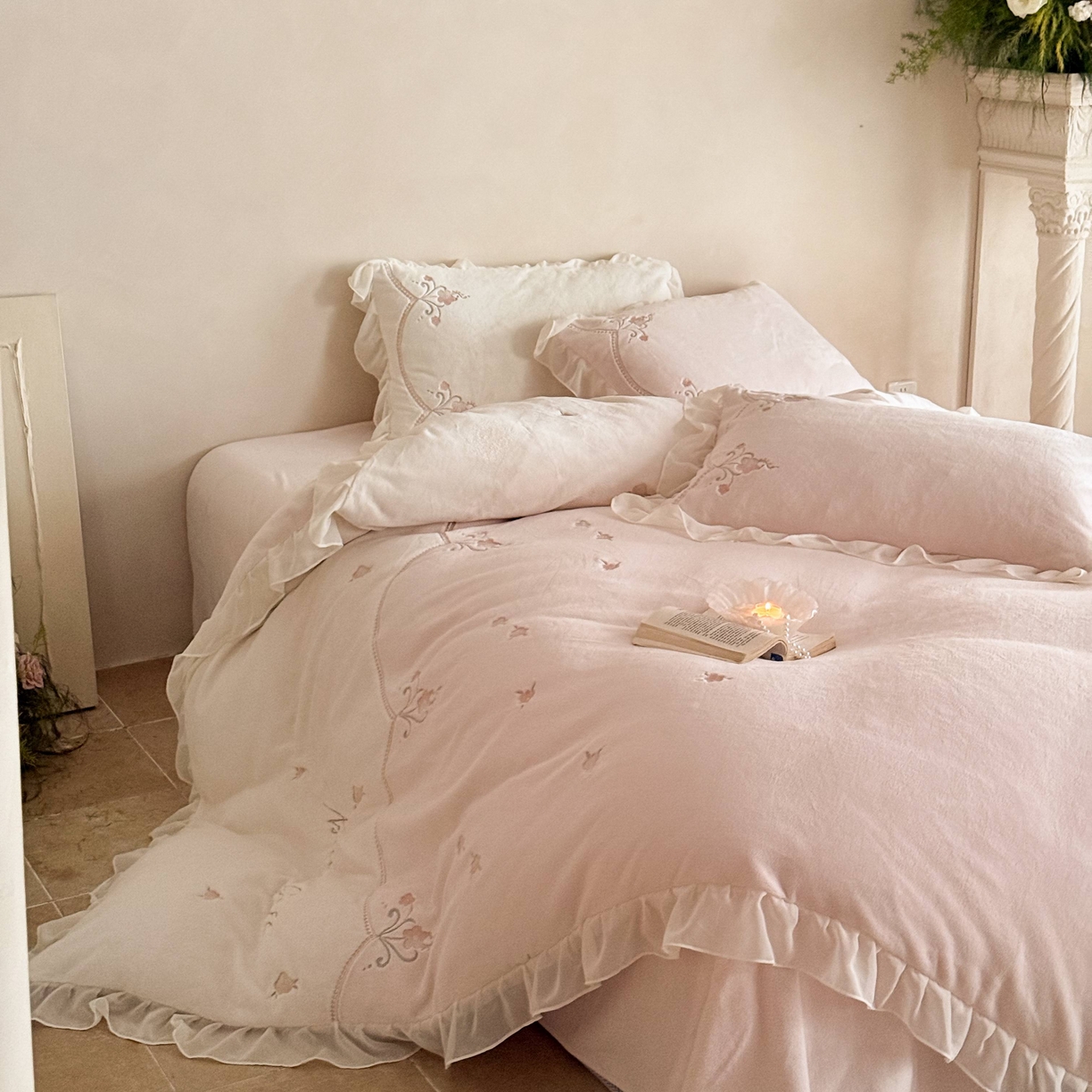 91家纺网 家纺一手货源 找家纺 黛舒家居 2025新款牛奶绒绣花纯色拼接刺绣款花边四件套 瑰月汐-粉
