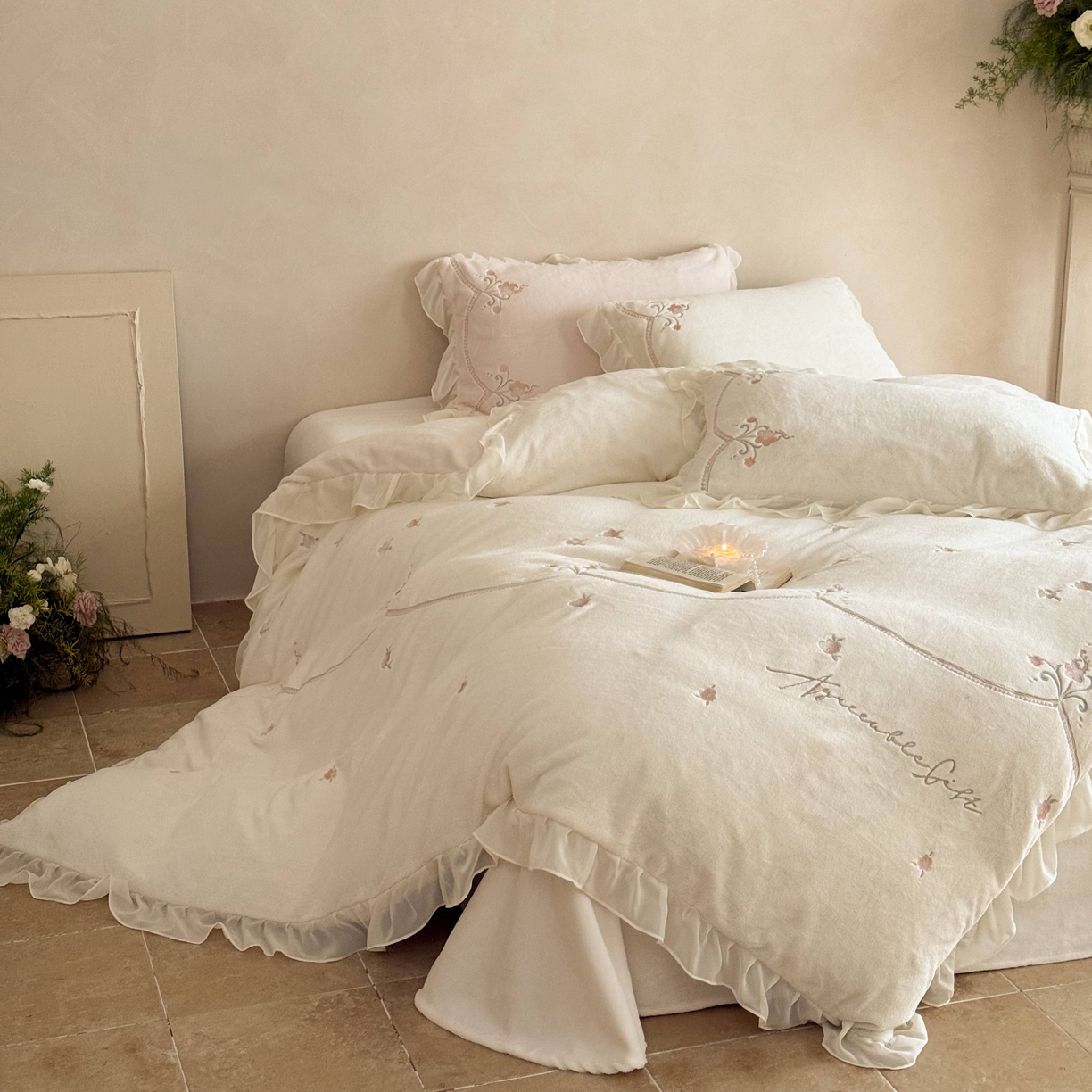 91家纺网 家纺一手货源 找家纺 黛舒家居 2025新款牛奶绒绣花纯色拼接刺绣款花边四件套 瑰月汐-白