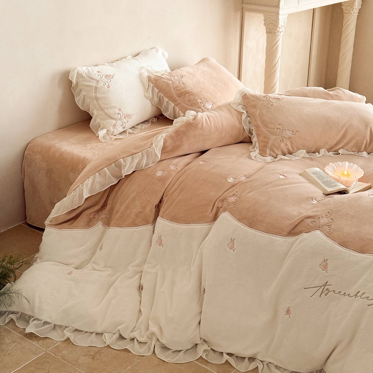 91家纺网 家纺一手货源 找家纺 黛舒家居 2025新款牛奶绒绣花纯色拼接刺绣款花边四件套 瑰月汐-卡其