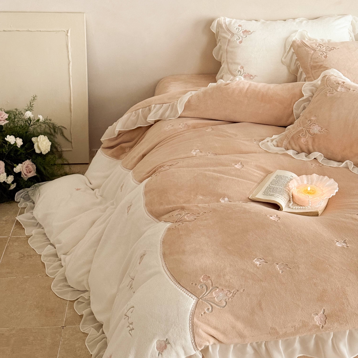 91家纺网 家纺一手货源 找家纺 黛舒家居 2025新款牛奶绒绣花纯色拼接刺绣款花边四件套 瑰月汐-卡其