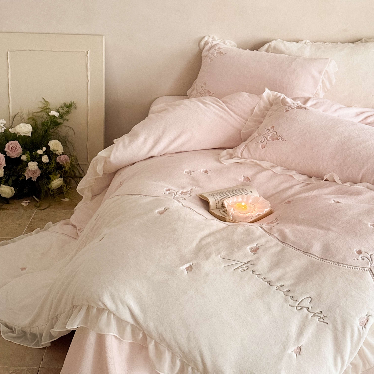 91家纺网 家纺一手货源 找家纺 黛舒家居 2025新款牛奶绒绣花纯色拼接刺绣款花边四件套 瑰月汐-粉