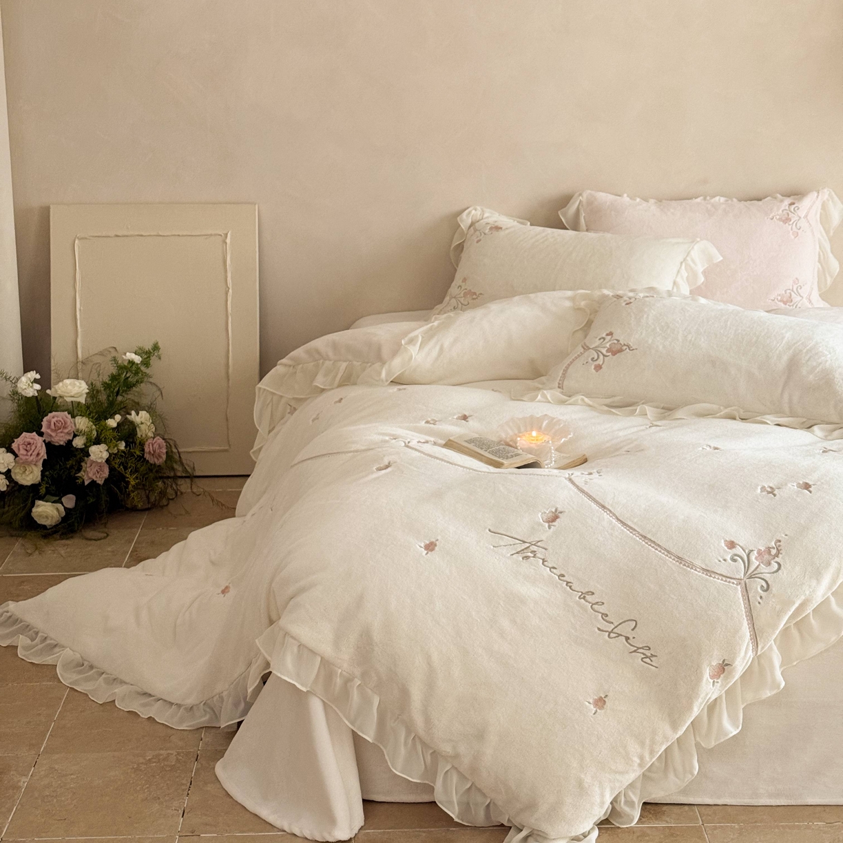 91家纺网 家纺一手货源 找家纺 黛舒家居 2025新款牛奶绒绣花纯色拼接刺绣款花边四件套 瑰月汐-白