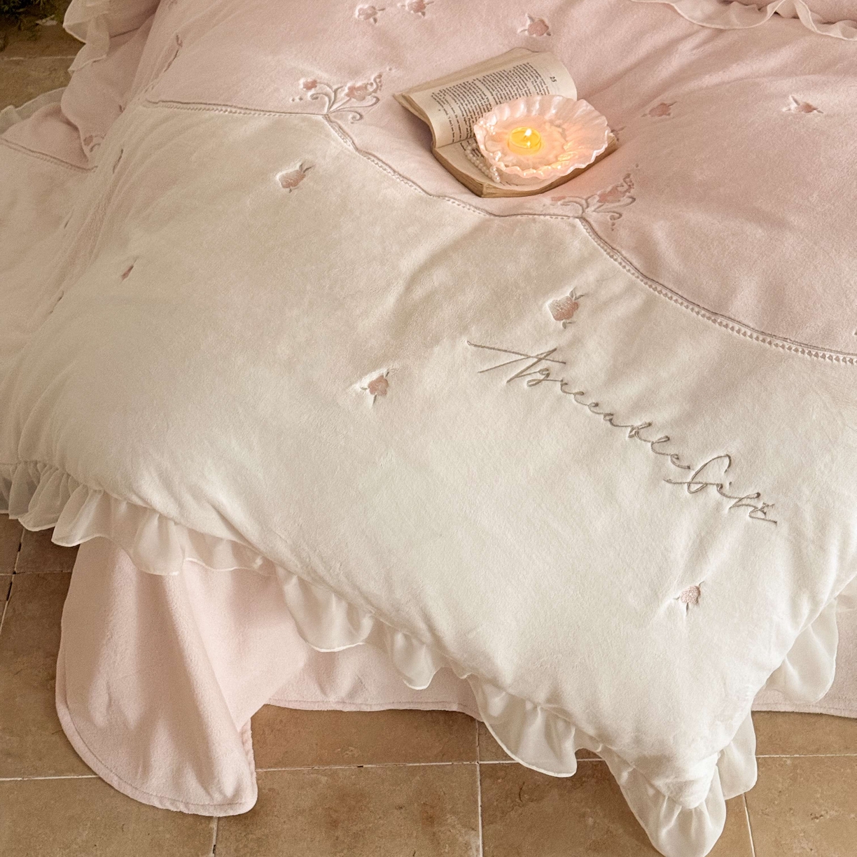 91家纺网 家纺一手货源 找家纺 黛舒家居 2025新款牛奶绒绣花纯色拼接刺绣款花边四件套 瑰月汐-粉