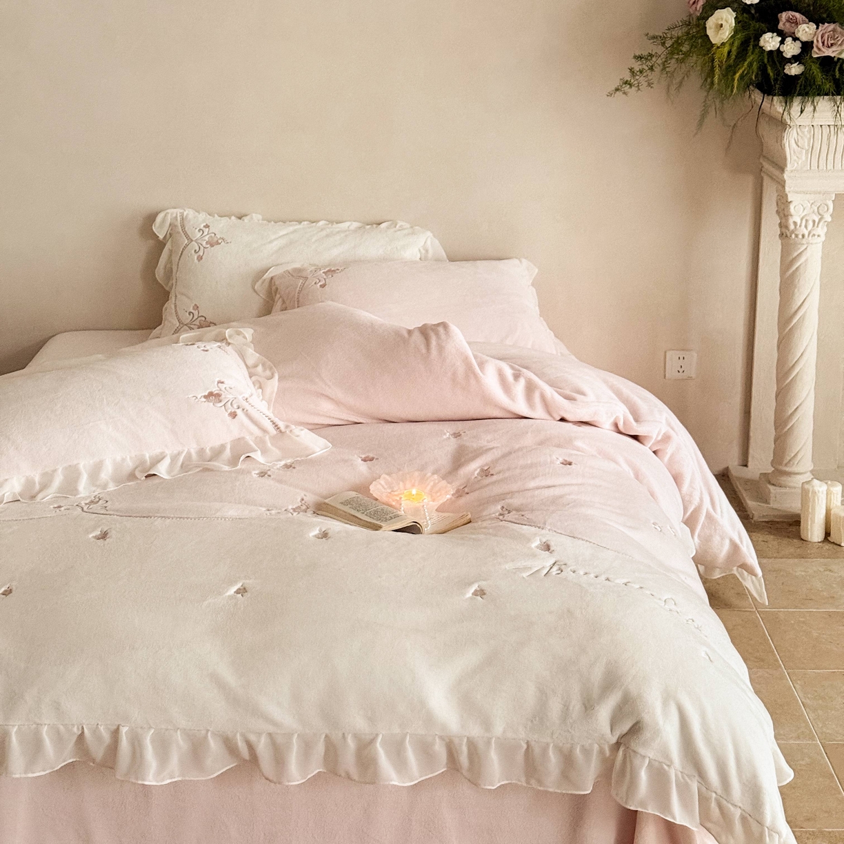 91家纺网 家纺一手货源 找家纺 黛舒家居 2025新款牛奶绒绣花纯色拼接刺绣款花边四件套 瑰月汐-粉