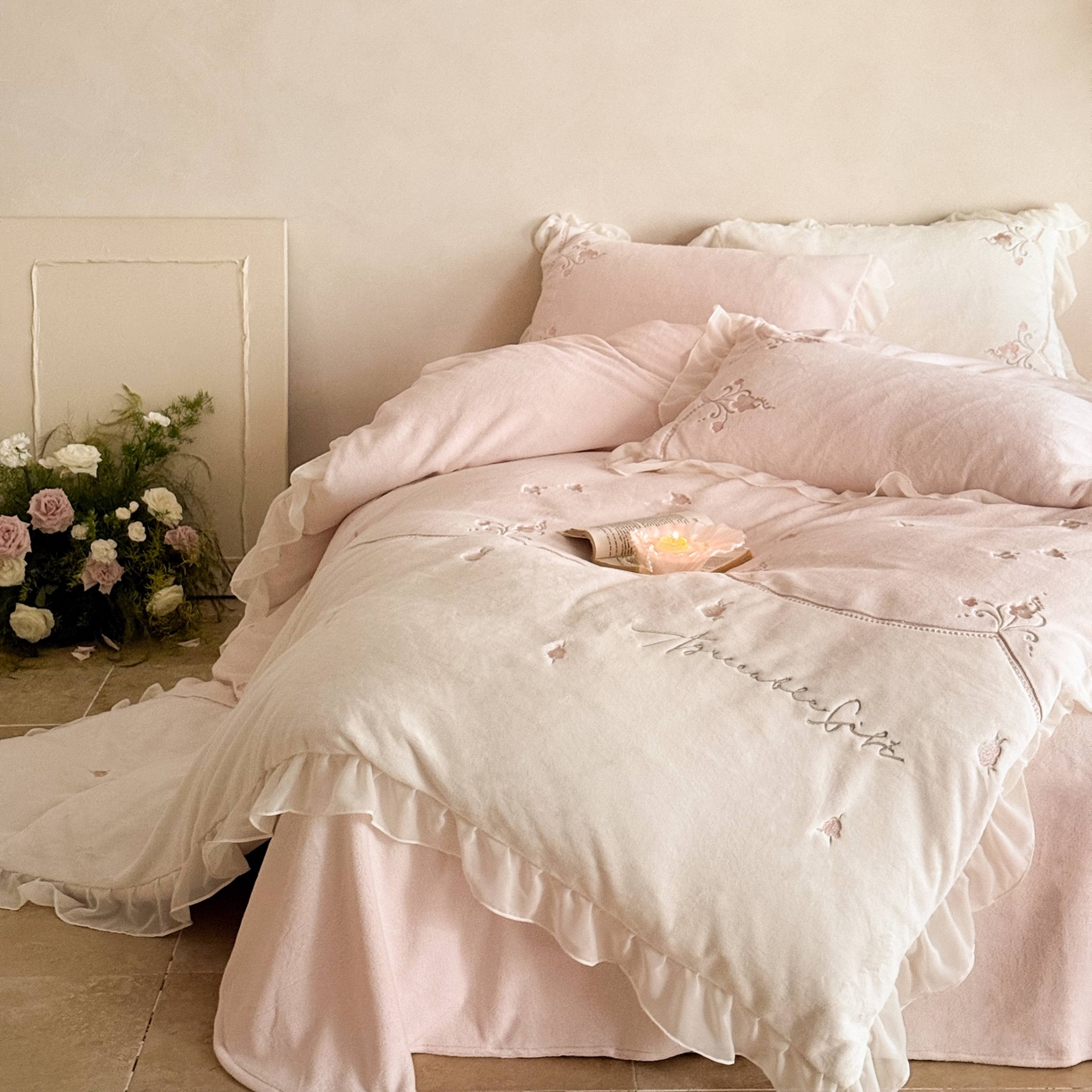 91家纺网 家纺一手货源 找家纺 黛舒家居 2025新款牛奶绒绣花纯色拼接刺绣款花边四件套 瑰月汐-粉