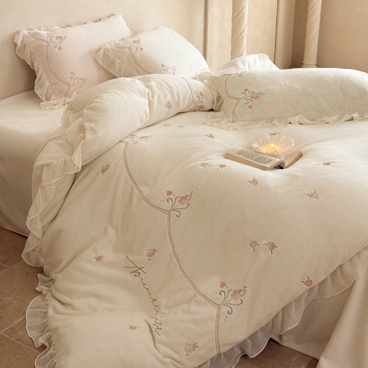 91家纺网 家纺一手货源 找家纺 黛舒家居 2025新款牛奶绒绣花纯色拼接刺绣款花边四件套 瑰月汐-白