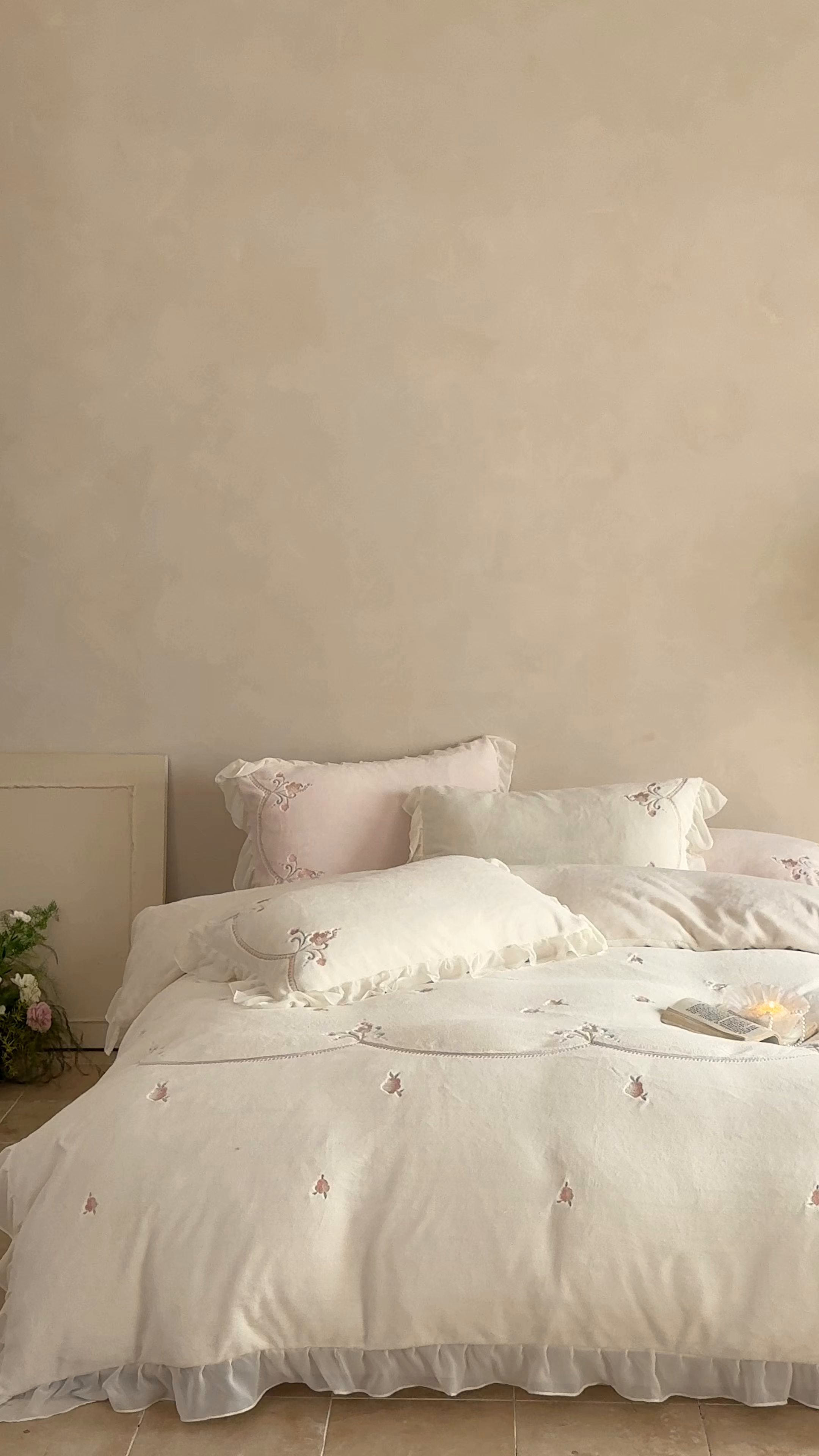 91家纺网 家纺一手货源 找家纺 黛舒家居 2025新款牛奶绒绣花纯色拼接刺绣款花边四件套 瑰月汐-白