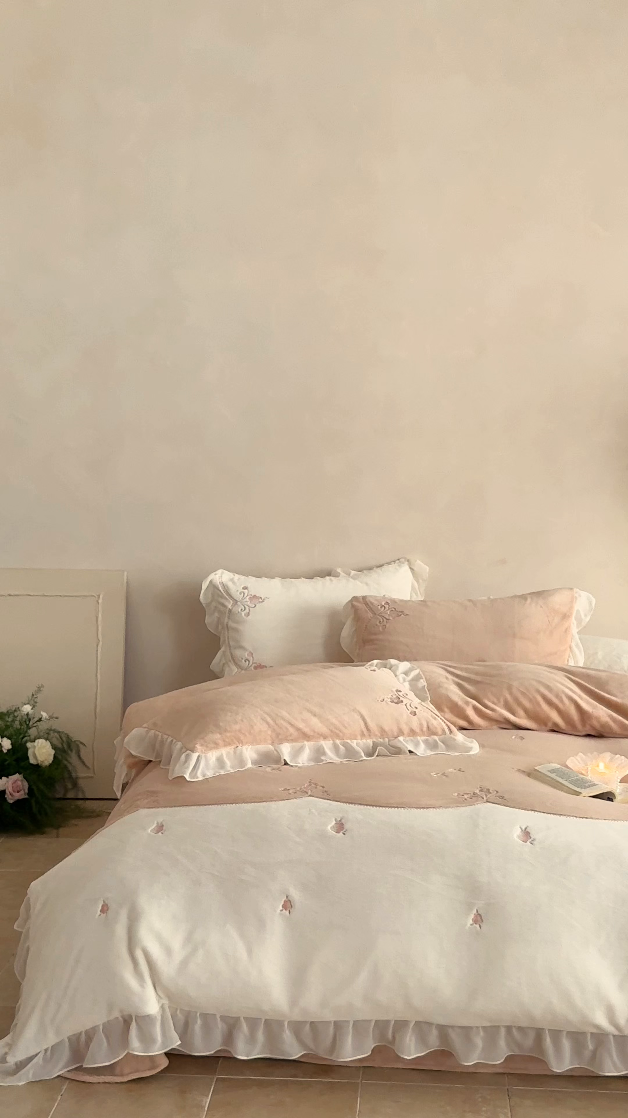 91家纺网 家纺一手货源 找家纺 黛舒家居 2025新款牛奶绒绣花纯色拼接刺绣款花边四件套 瑰月汐-卡其