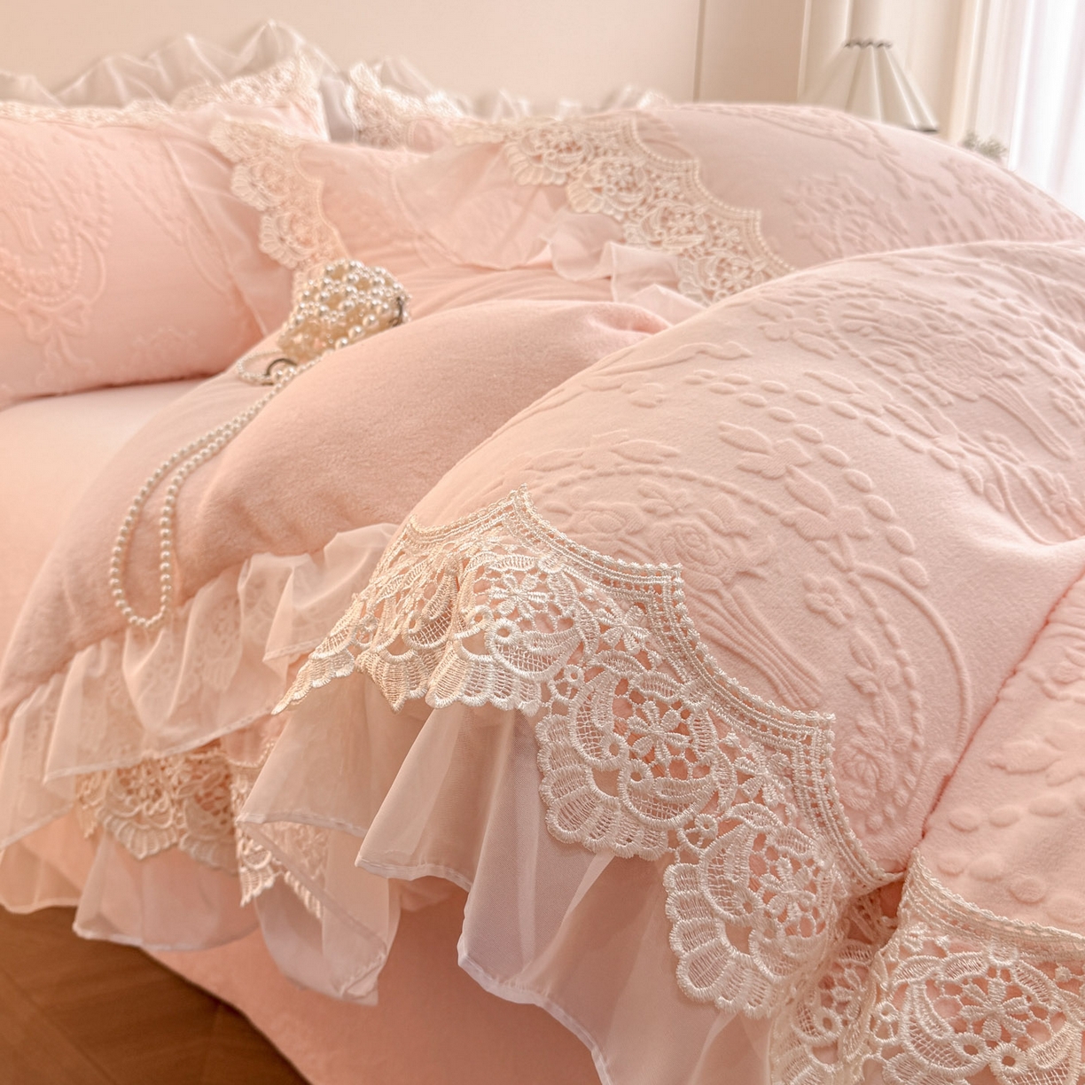 91家纺网 家纺一手货源 找家纺 孟鑫家纺 2025新款全消光雕花绒牛奶绒床盖床单四件套韩版法式床上用品-幸运花束 幸运花束-粉玉色