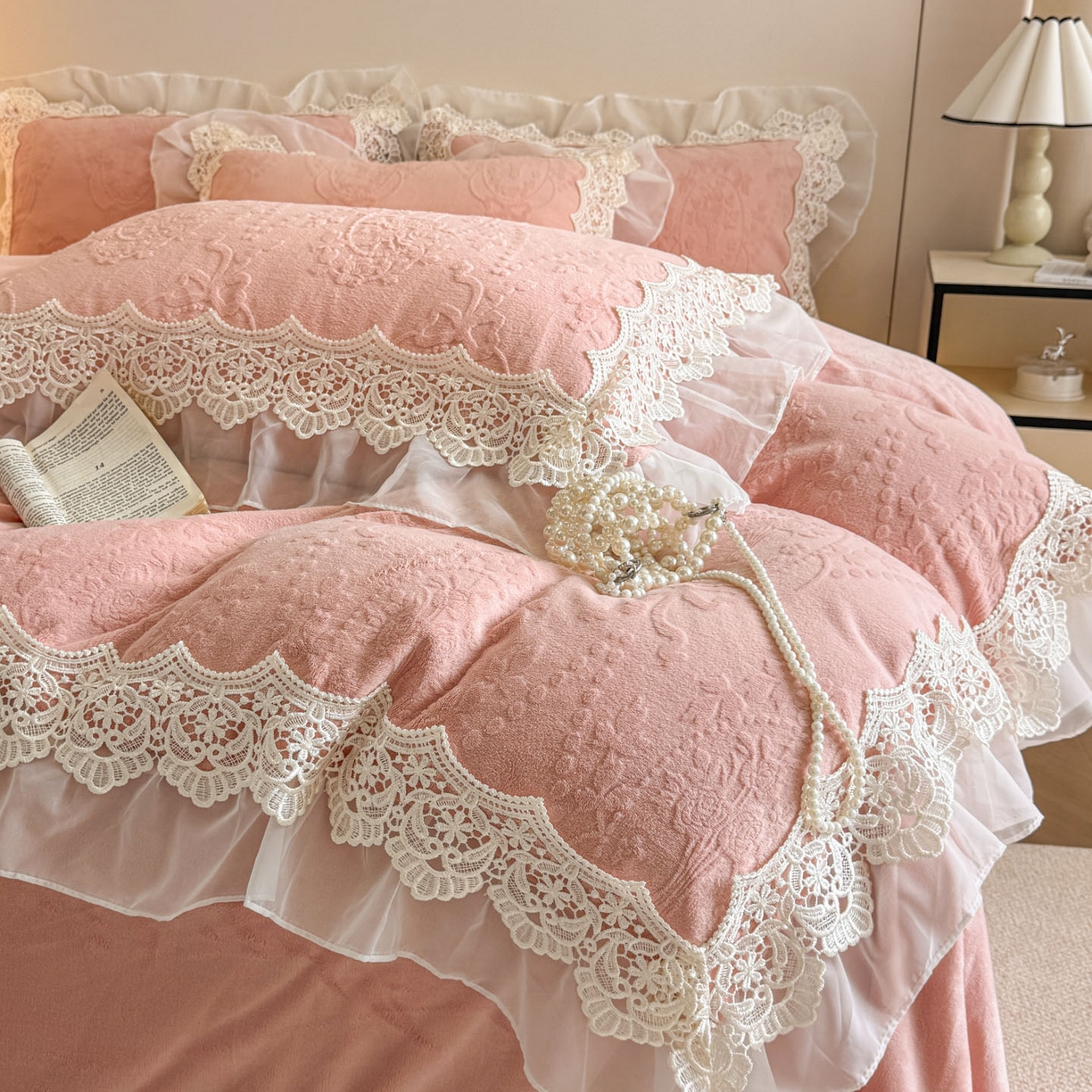 91家纺网 家纺一手货源 找家纺 孟鑫家纺 2025新款全消光雕花绒牛奶绒床盖床单四件套韩版法式床上用品-幸运花束 幸运花束-豆沙