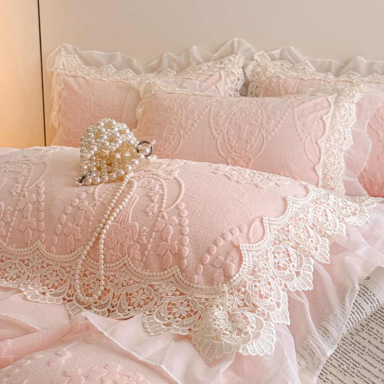 91家纺网 家纺一手货源 找家纺 孟鑫家纺 2025新款全消光雕花绒牛奶绒床盖床单四件套韩版法式床上用品-幸运花束 幸运花束-粉玉色