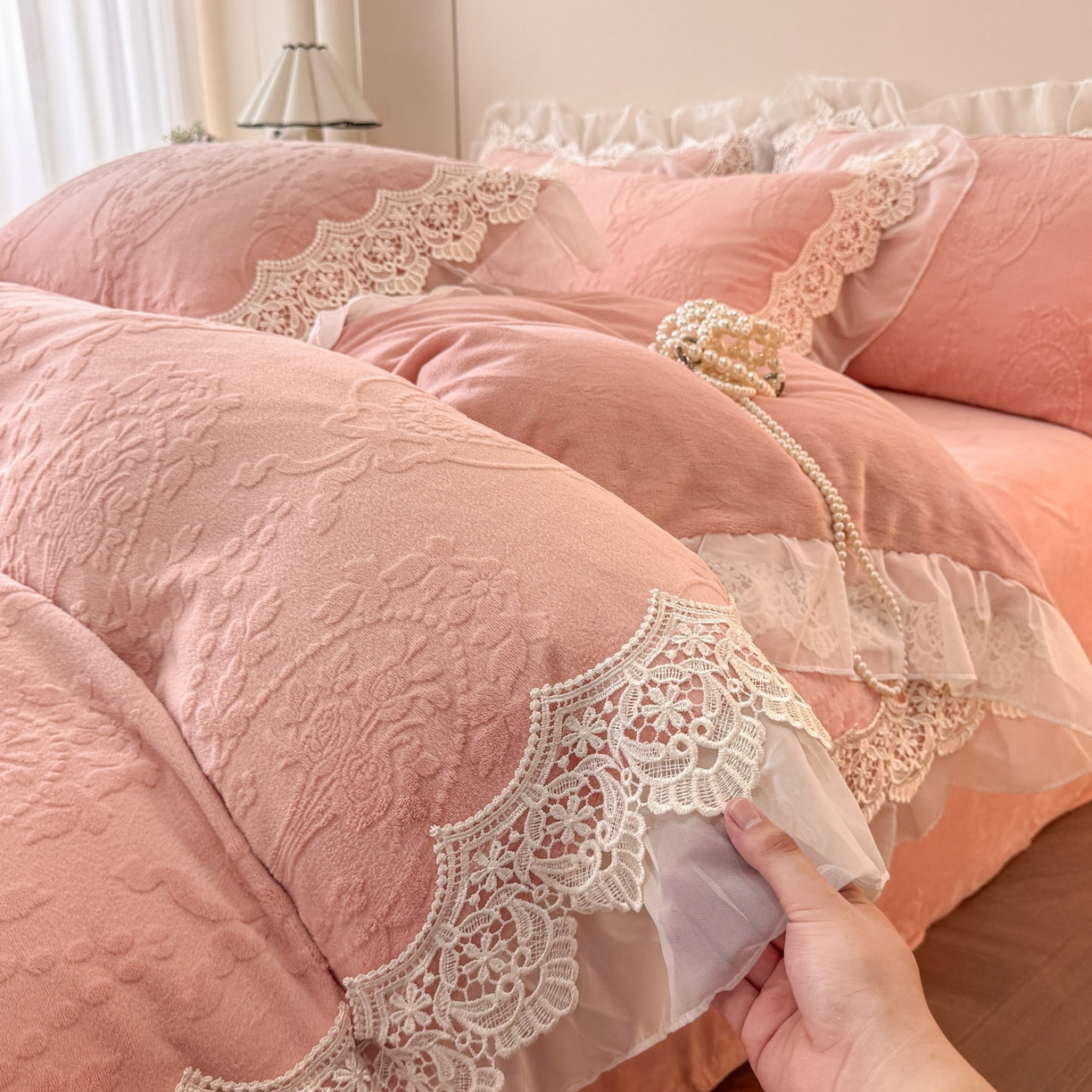 91家纺网 家纺一手货源 找家纺 孟鑫家纺 2025新款全消光雕花绒牛奶绒床盖床单四件套韩版法式床上用品-幸运花束 幸运花束-豆沙