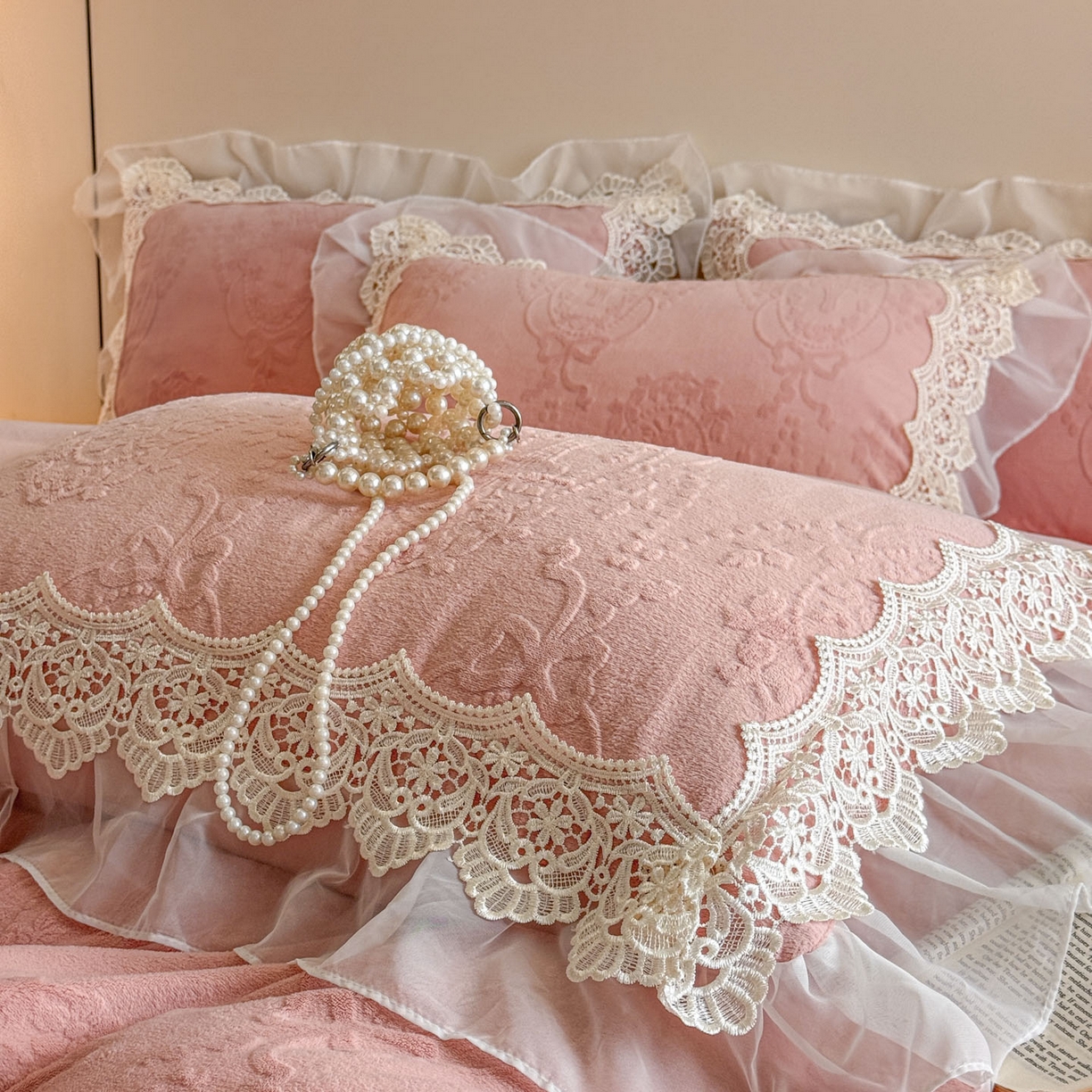 91家纺网 家纺一手货源 找家纺 孟鑫家纺 2025新款全消光雕花绒牛奶绒床盖床单四件套韩版法式床上用品-幸运花束 幸运花束-豆沙