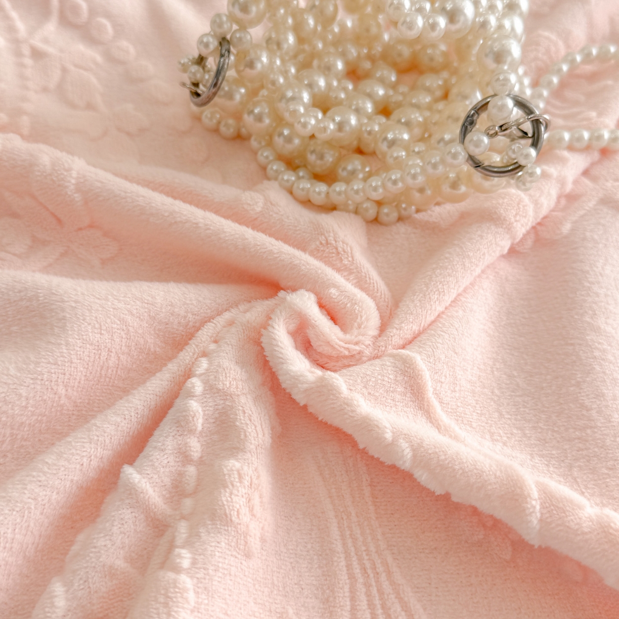 91家纺网 家纺一手货源 找家纺 孟鑫家纺 2025新款全消光雕花绒牛奶绒床盖床单四件套韩版法式床上用品-幸运花束 幸运花束-粉玉色