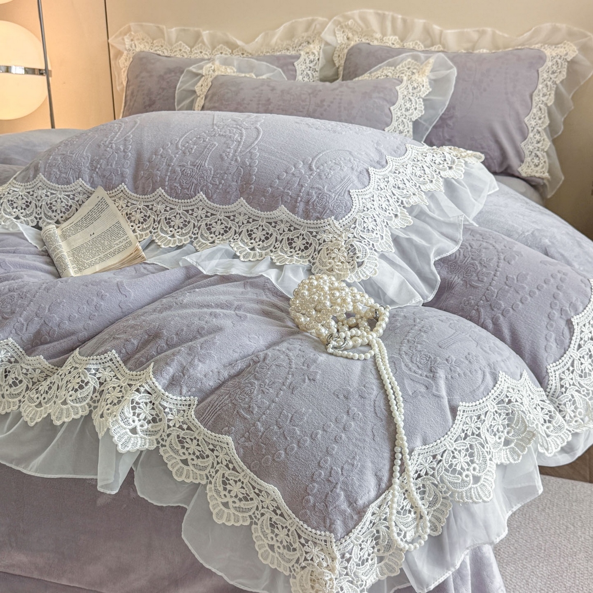 91家纺网 家纺一手货源 找家纺 孟鑫家纺 2025新款全消光雕花绒牛奶绒床盖床单四件套韩版法式床上用品-幸运花束 幸运花束-灰紫