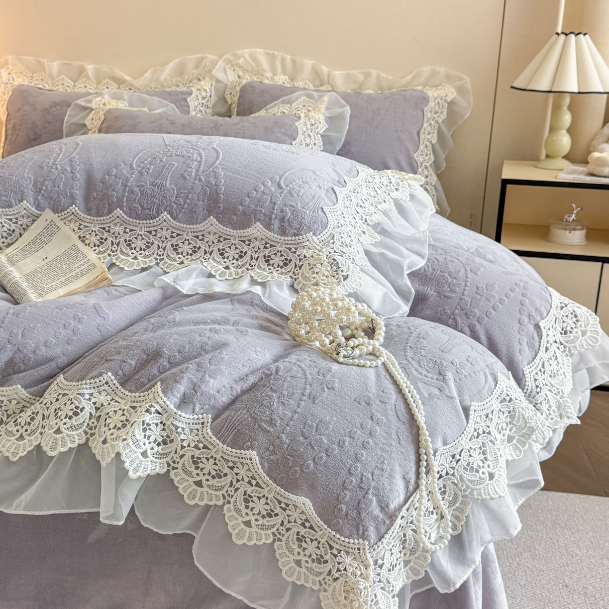 91家纺网 家纺一手货源 找家纺 孟鑫家纺 2025新款全消光雕花绒牛奶绒床盖床单四件套韩版法式床上用品-幸运花束 幸运花束-灰紫