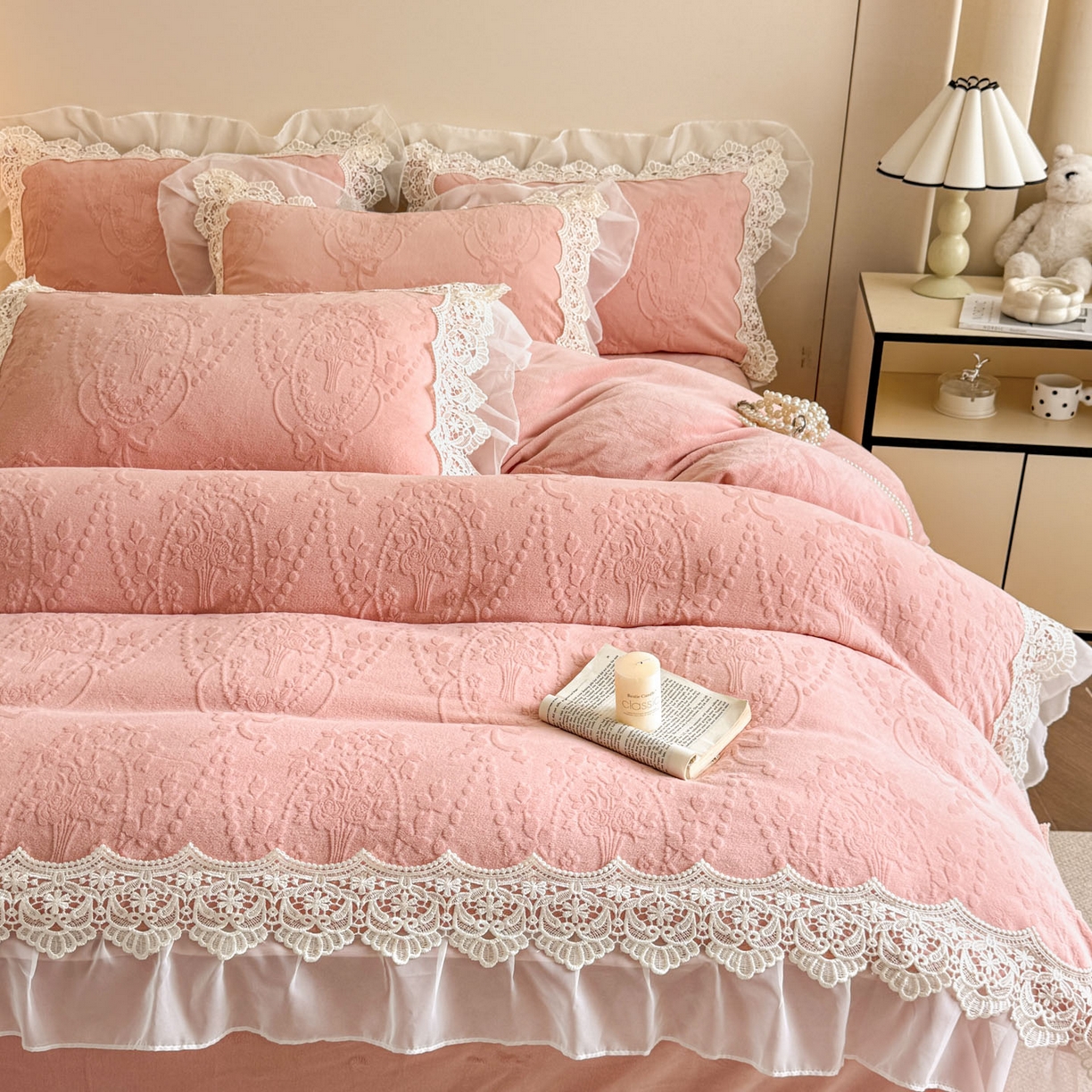 91家纺网 家纺一手货源 找家纺 孟鑫家纺 2025新款全消光雕花绒牛奶绒床盖床单四件套韩版法式床上用品-幸运花束 幸运花束-豆沙