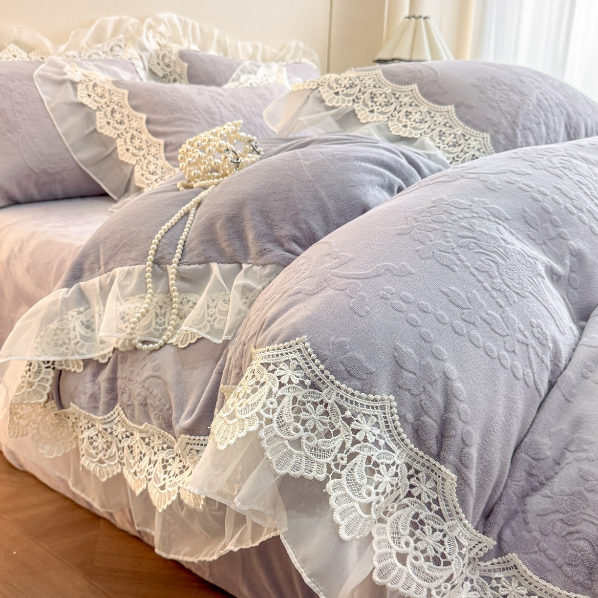 91家纺网 家纺一手货源 找家纺 孟鑫家纺 2025新款全消光雕花绒牛奶绒床盖床单四件套韩版法式床上用品-幸运花束 幸运花束-灰紫