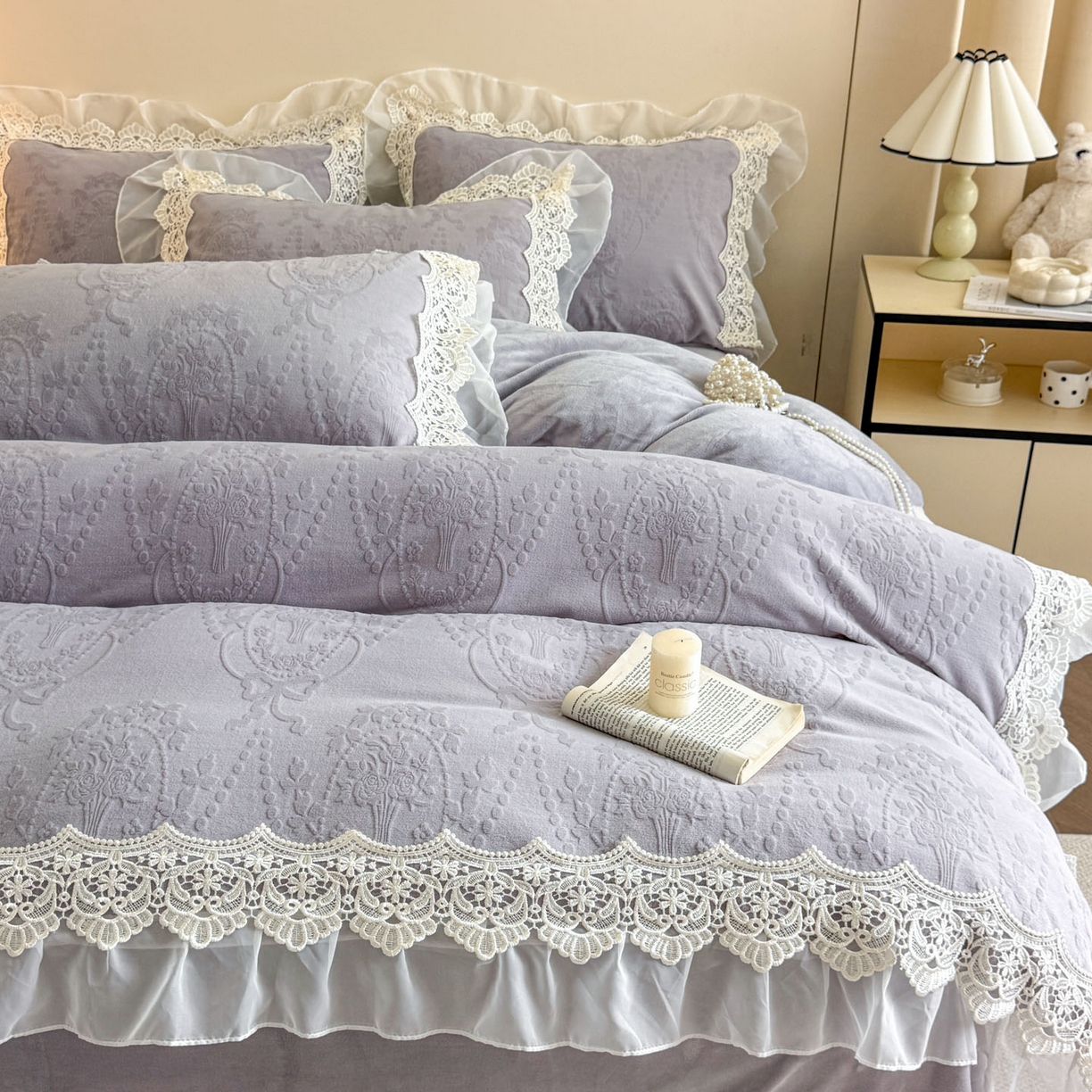 91家纺网 家纺一手货源 找家纺 孟鑫家纺 2025新款全消光雕花绒牛奶绒床盖床单四件套韩版法式床上用品-幸运花束 幸运花束-灰紫